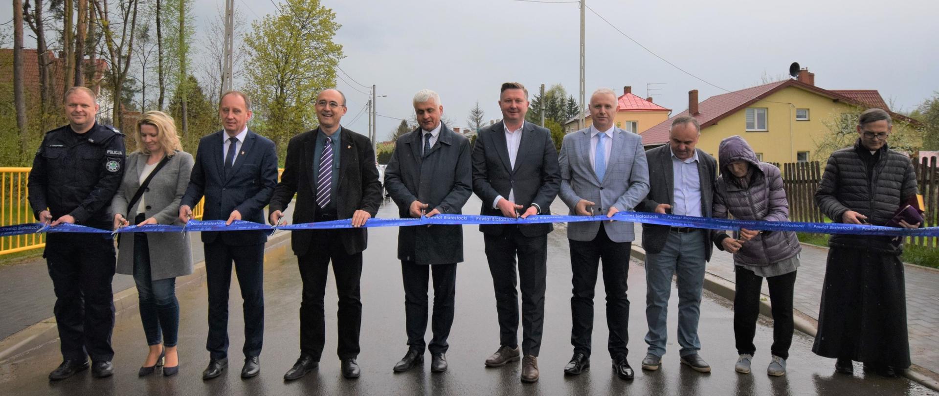 Przecięcie wstęgi w pobliżu styku Łap z Gąsówką
