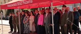 Przedstawiciele samorządów, służb mundurowych oraz zaproszeni goście w trakcie uroczystości