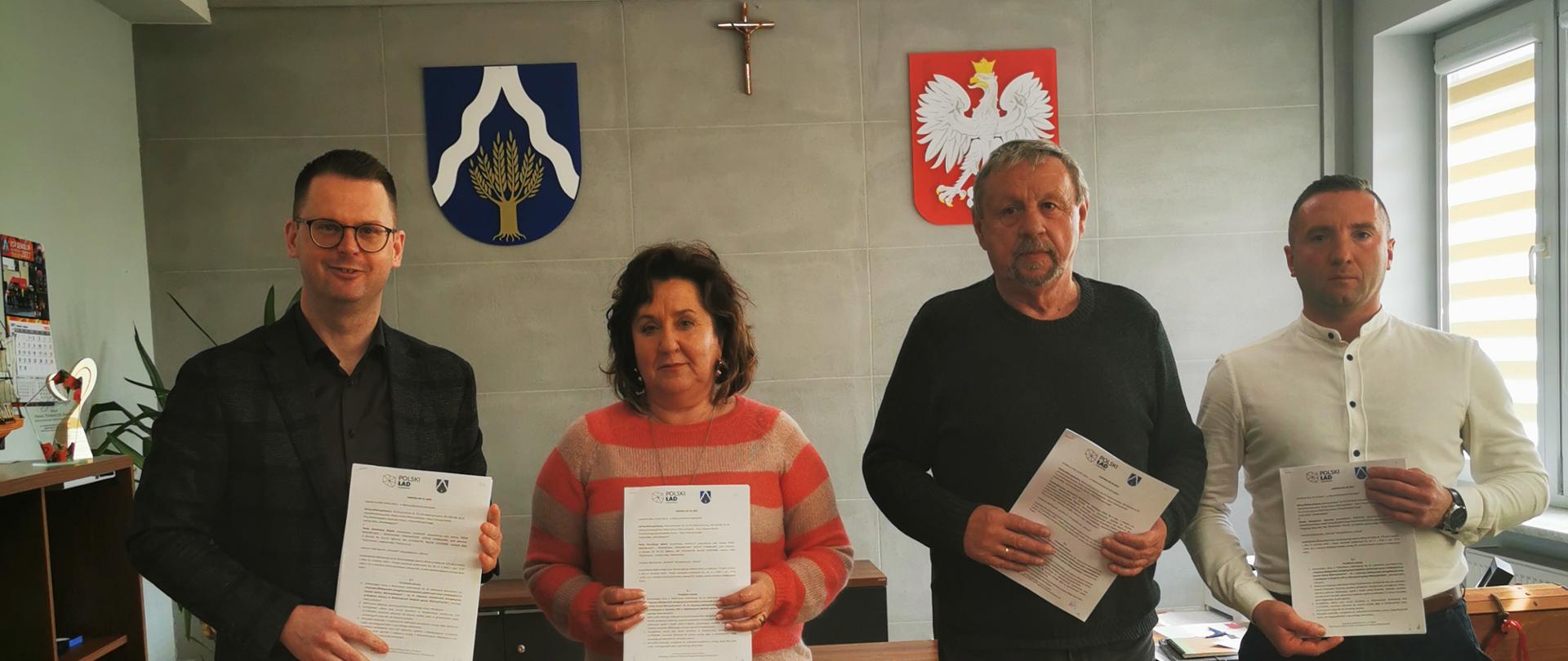Zdjęcie przedstawia od lewej: Wójta Gminy Wietrzychowice oraz przedstawicieli poszczególnych firm