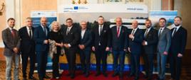 Uczestnicy wydarzenia, w tym przedstawiciele Powiatu Hajnowskiego pozują do wspólnego zdjęcia