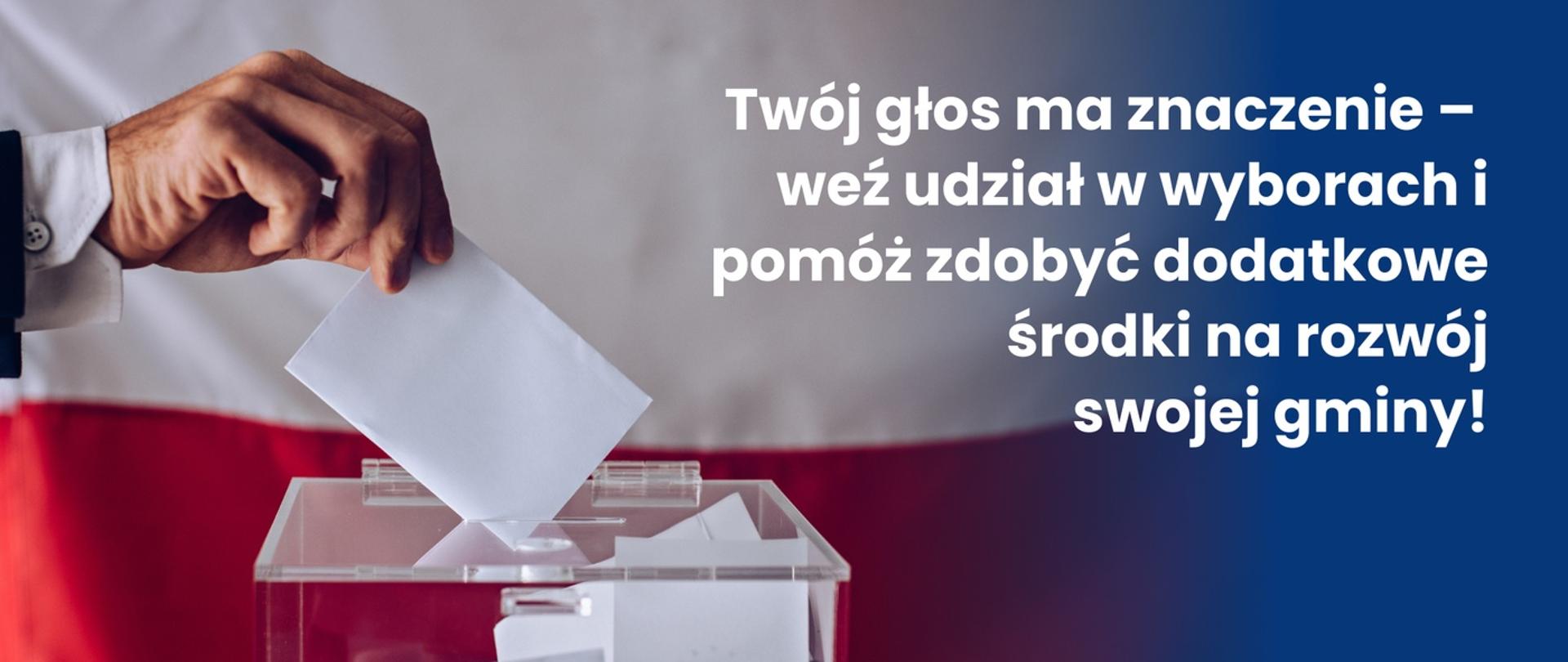 Na tle biało-czerwonej flagi dłoń wrzucająca kartę do przezroczystej urny.