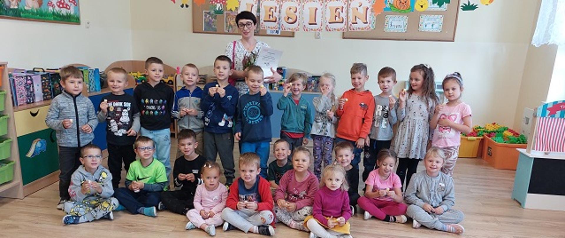 Pamiątkowe zdjęcie pani stomatolog i przedszkolaków.