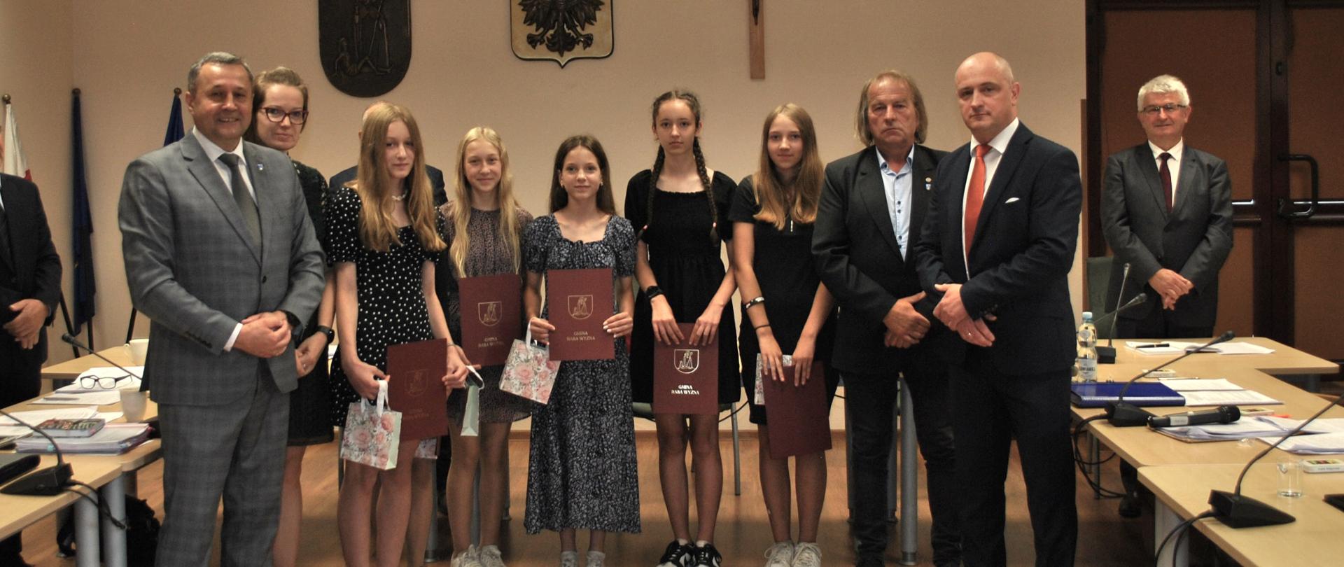 Wspólne zdjęcie sportsmenek z Wójtem, Przewodniczącym, Trenerem oraz Dyrektorem Szkoły