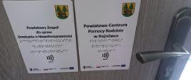 Tabliczki na drzwiach w Powiatowym Centrum Pomocy Rodzinie
