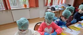 UCZNIOWIE WYKONUJĄ WYCISKI.