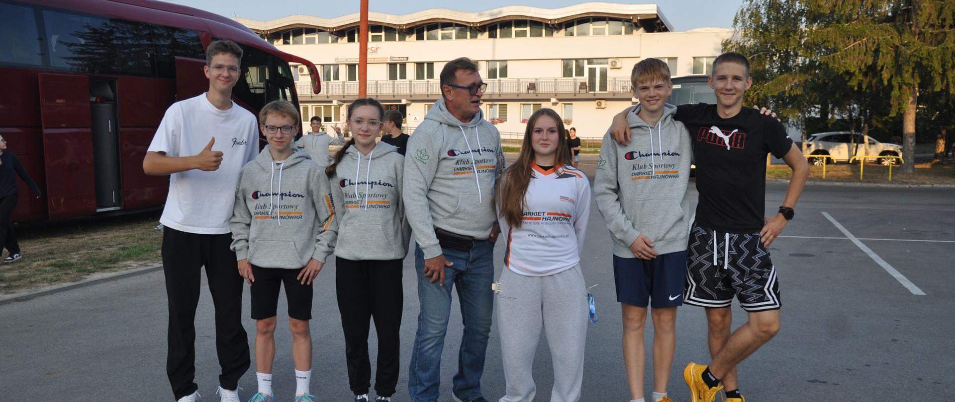 Zawodnicy KS Parkiet Hajnówka pozują do zdjęcia z trenerem
