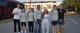 Zawodnicy KS Parkiet Hajnówka pozują do zdjęcia z trenerem