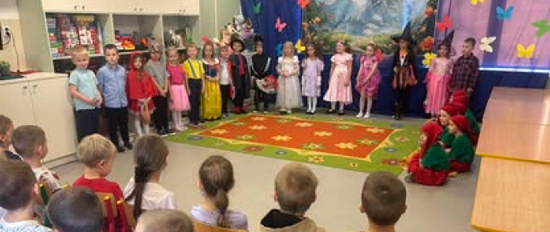 Dzieci w przebraniach bajkowych