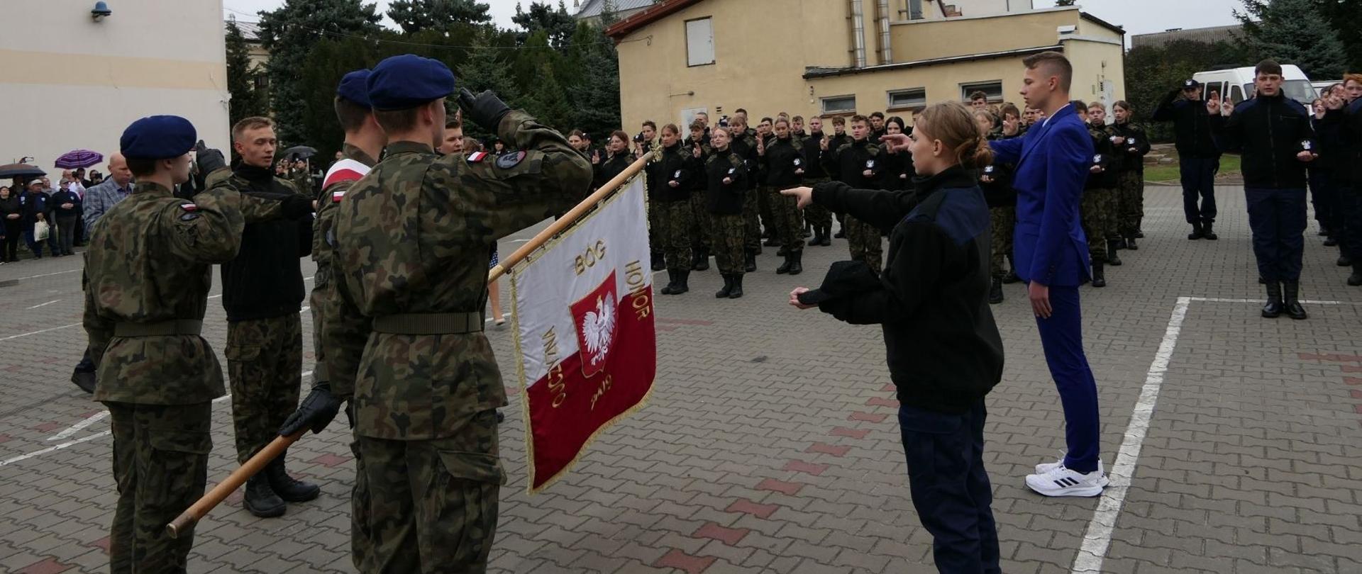 Uczniowie szkoły ślubują na sztandar szkoły.