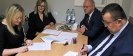 Moment podpisania umowy przez strony - przedstawicieli Powiatu Hajnowskiego i Wykonawcy - przedsiębiorstwa MAKSBUD Sp. z o.o. z Bielska Podlaskiego