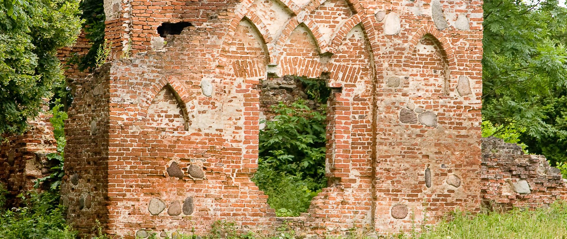 Ruiny_neogotyckiego_zamku_w_Podzamczu