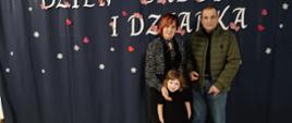 Dzieci pozują do zdjęcia z dziadkami i babciami