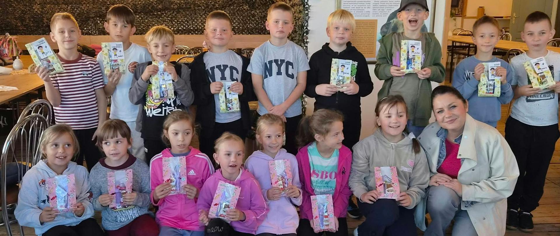 uczniowie klasy 2b wraz z wychowawczynią w gospodarstwie agroturystycznym