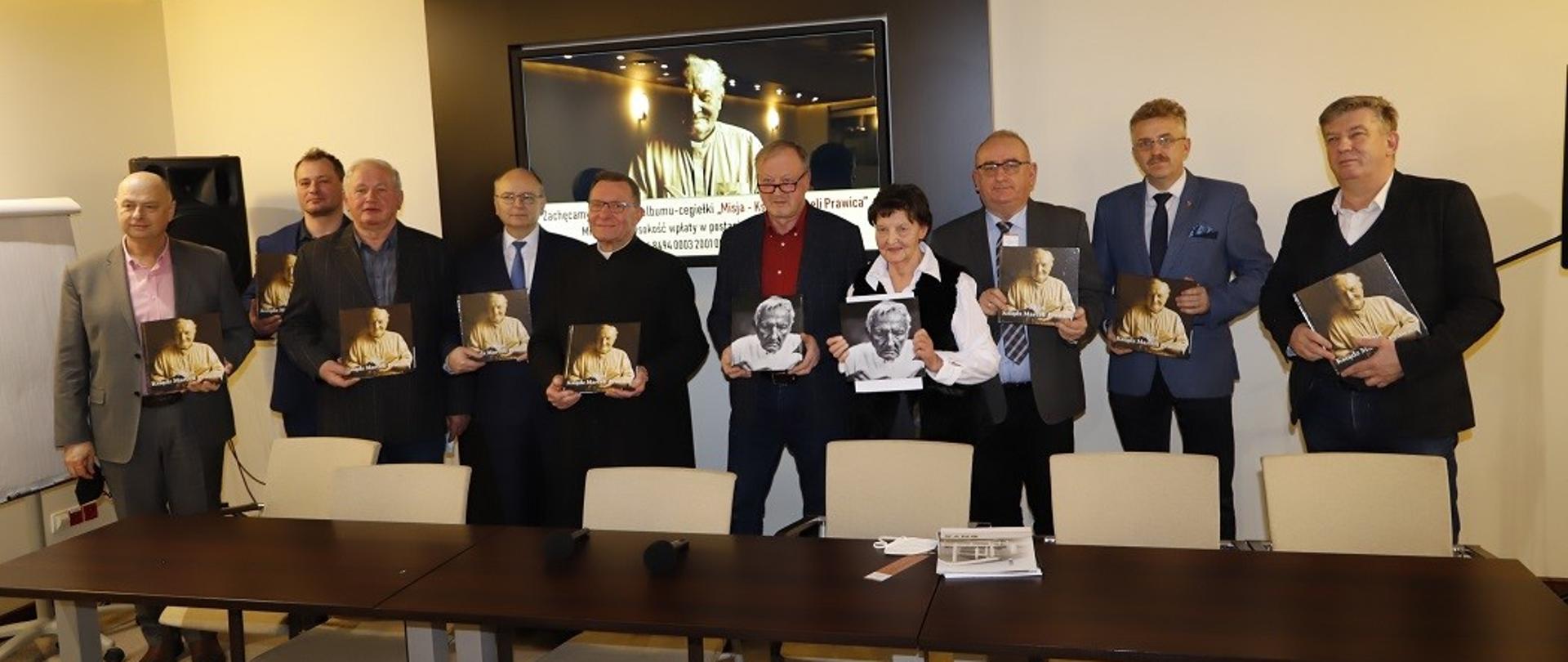 Spotkanie w sprawie albumu poświęconemu księdzu Marceli Prawicy