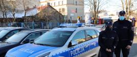 Nowy radiowóz Kia Niro prezentowany przez st. sierż. Martę Przygodzką oraz st. sierż. Mateusza Hendela z KPP w Końskich