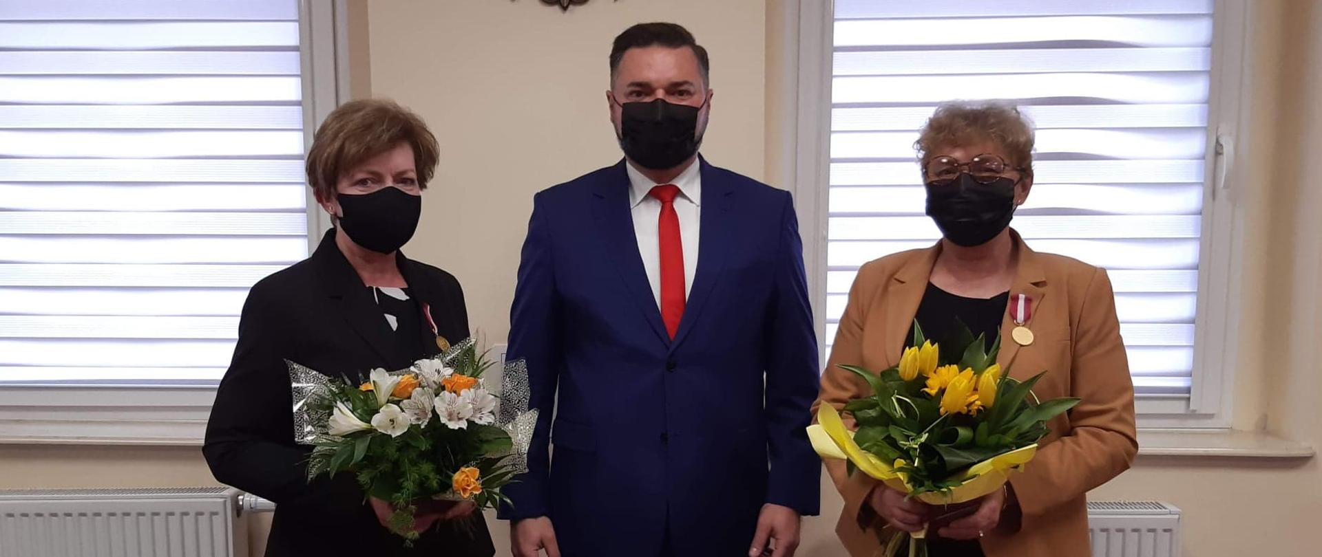 Skarbnik gminy Anna Hojka, była kierownik OPS w Świerklańcu Bernadeta Klyta i wójt gminy Marek Cyl
