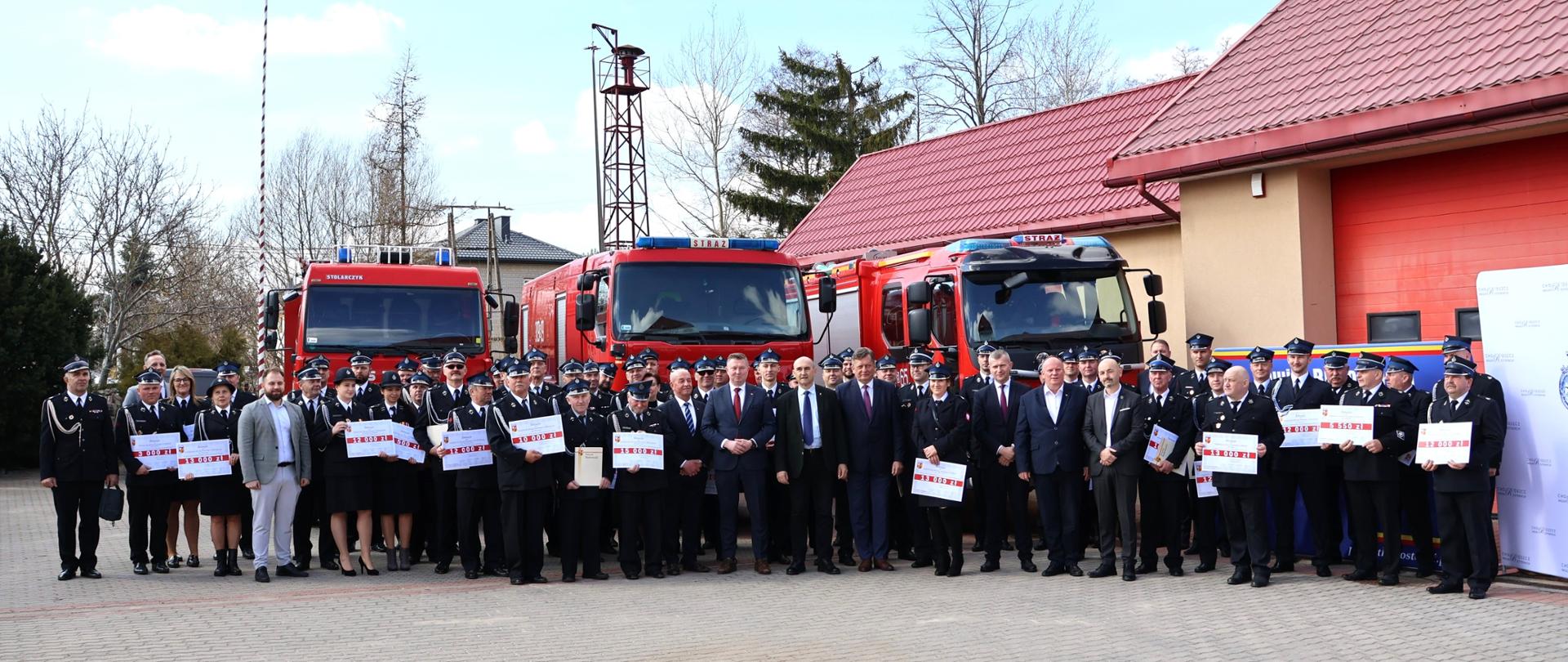 OSP - zdjęcie wspólne uczestników na tle wozów
