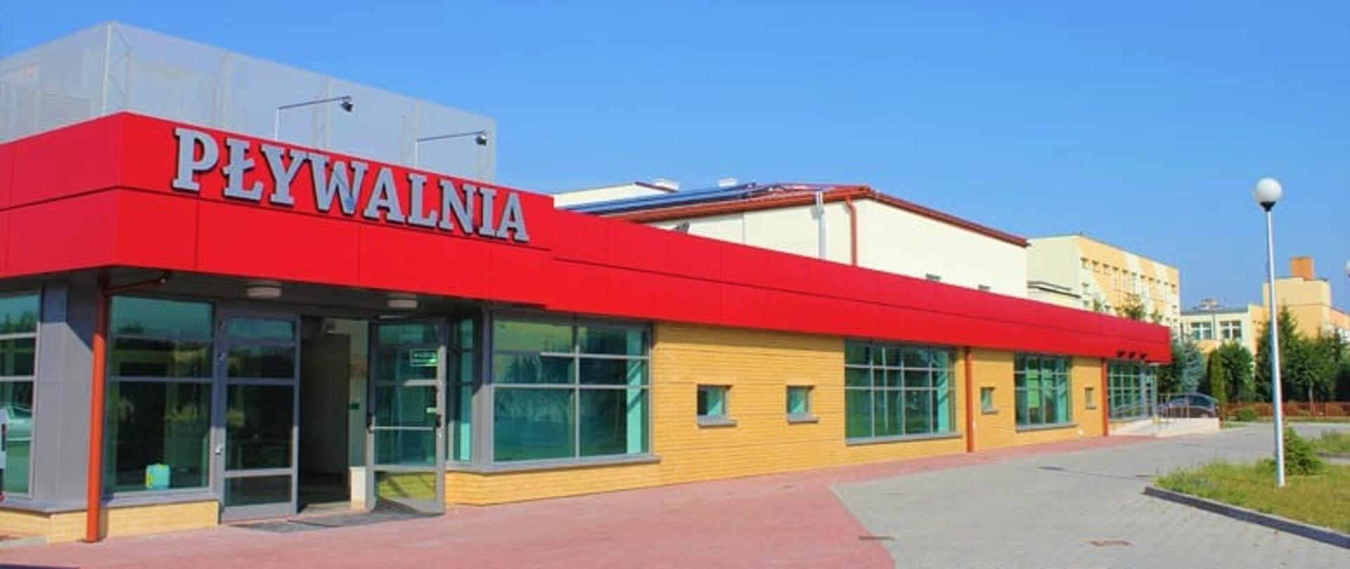 Zdjęcie przedstawia Pływalnię w Chorzelach przy Mazowieckim Centrum Sportów Zimowych. Widok od ulicy Szkolnej w Chorzelach.