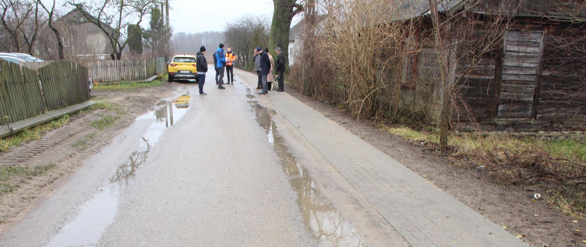 odbiór Nowego utwardzonego pobocza na drodze 2009B, w tle znajdują się przedstawiciele: Powiatu Zambrowskiego i gminy Rutki oraz wykonawca inwestycji