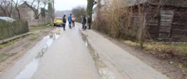 odbiór Nowego utwardzonego pobocza na drodze 2009B, w tle znajdują się przedstawiciele: Powiatu Zambrowskiego i gminy Rutki oraz wykonawca inwestycji