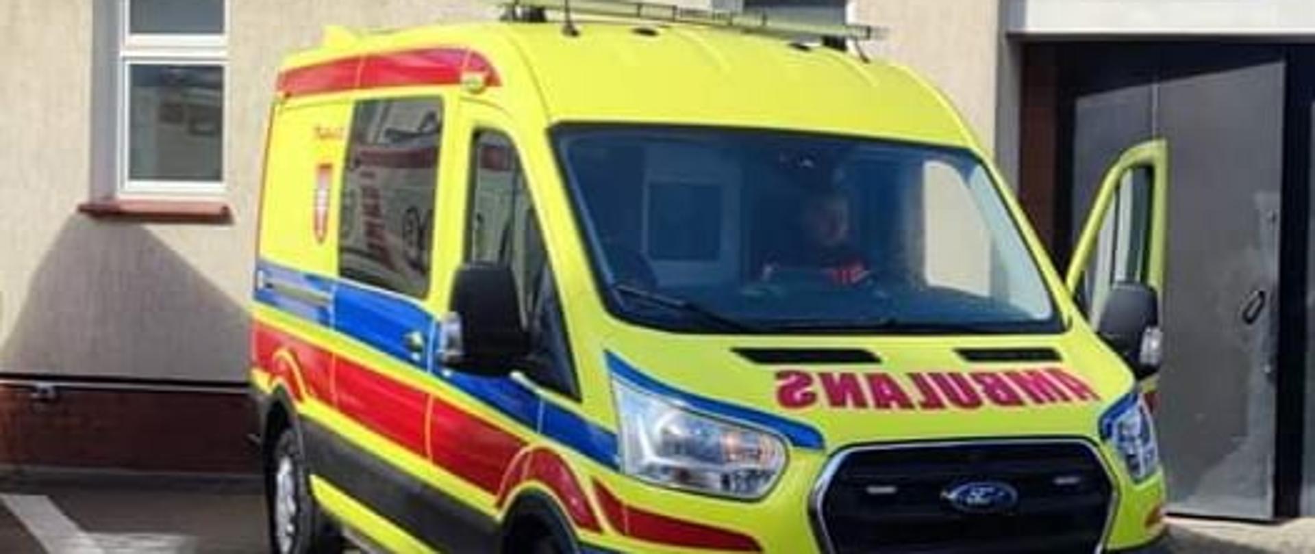 Zdjęcie przedstawia karetkę sanitarną, na której zakup Powiat Przasnyski pozyskał środki,