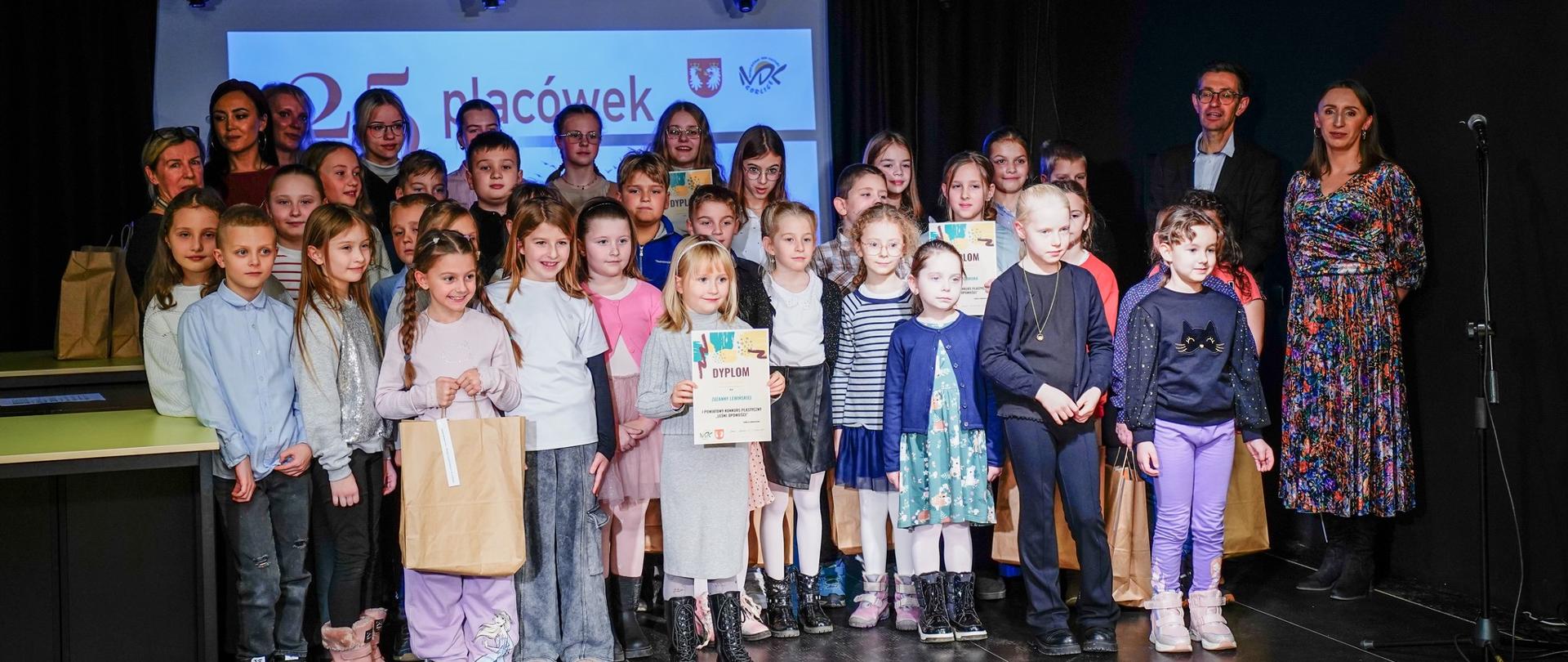 Uczestnicy konkursu, autorzy 255 prac z 25 placówek