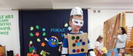 Dzieci ubrane w przygotowane przebrania z recyklingu, idą po "wybiegu" - kolorowym dywanie