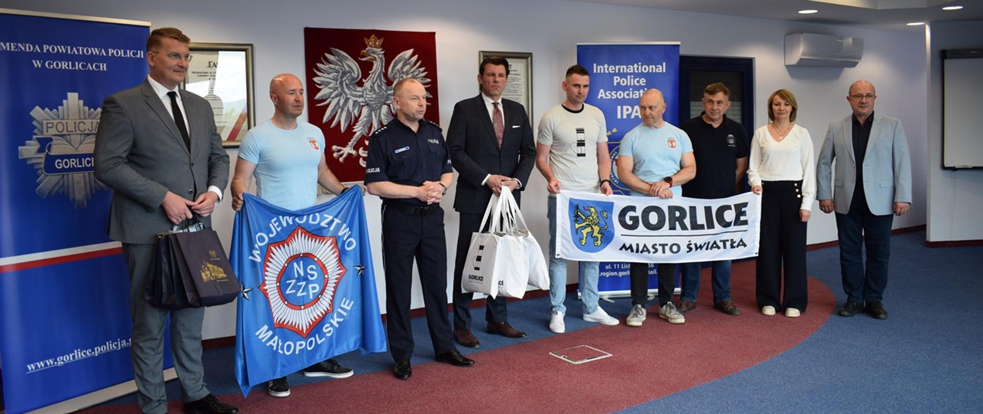 Przedstawiciele samorządów: powiatowego i miejskiego podczas spotkania w KPP Gorlice