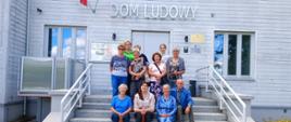 Członkowie Kubu "Senior+" przed Domem Ludowym w Supraślu