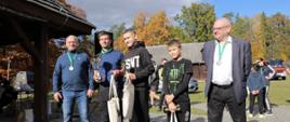Młodzi uczestnicy biegu pozują ze Starostą i Wójtem Gminy Białowieża