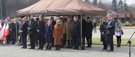 Przedstawiciele władz rządowych, samorządowych, duchownych i nadleśnictwa w oczekiwaniu na przysięgę