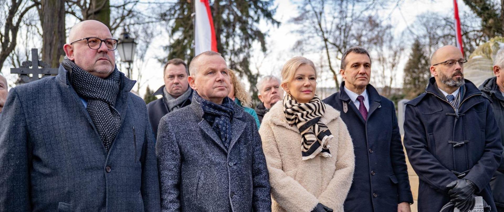 Poseł na Sejm RP wraz z samorządowcami przed Mogiłą Ofiar Rzezi Galicyjskiej na Starym Cmentarzu w Tarnowie 