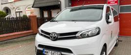 Samochód marki Toyota - bus w kolorze białym 
