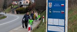 Grupa osób uczestniczących w obchodach dnia ziemi 