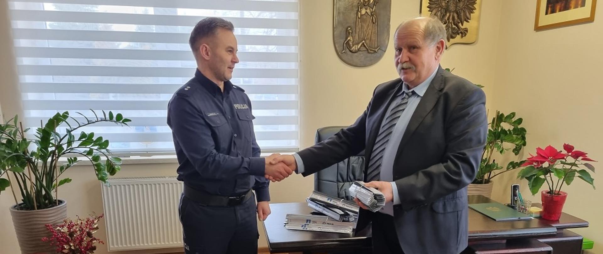 Na zdjęciu Wójt Gminy Raba Wyżna przekazuje odblaski Komendantowi Policji w Rabce Zdrój