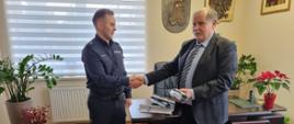 Na zdjęciu Wójt Gminy Raba Wyżna przekazuje odblaski Komendantowi Policji