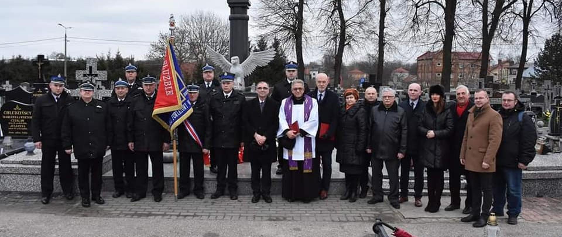 Grupowe zdjęcie uczestników podczas uroczystości 80. rocznicy Armii Krajowej w Zambrowie