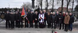 Grupowe zdjęcie uczestników podczas uroczystości 80. rocznicy Armii Krajowej w Zambrowie