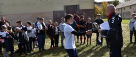 Dekoracja uczestników zawodów - zawodnik odbiera puchar