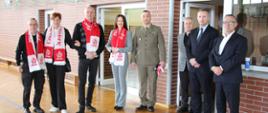 Organizatorzy spotkania wraz ze starostą zambrowskim i reprezentantem dowództwa 2. Brygady Pancernej Legionów w Czerwonym Borze kpt. Radosławem Kaczyńskim w szalikach reprezentacji Polski.