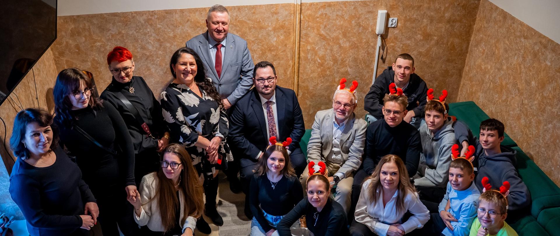 Przedstawiciele Zarządu Powiatu z dyrektorem, wychowawcami i wychowankami COD „Razem”