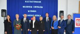 Uroczystość wręczenia odznaczeń i nagród z okazji Dnia Edukacji Narodowej w Czernicach Borowych. Na zdjęciu odznaczeni z okazji Dnia Edukacji Narodowej oraz Starosta Powiatu Przasnyskiego Krzysztof Bieńkowski wraz z Dyrektorem Delegatury Kuratorium Oświaty w Ostrołęce Michałem Giersem.