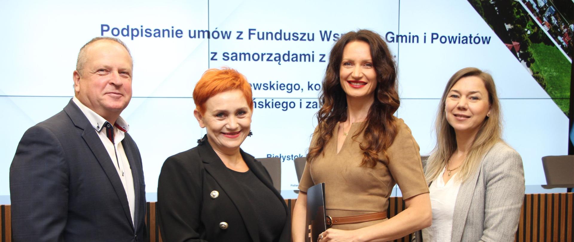 grupowe zdjęcie z podpisania umowy w urzędzie marszałkowskim województwa podlaskiego