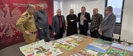 Członkowie komisji oceniają prace plastyczne uczestników