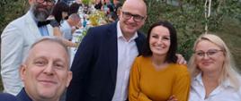 starosta polkowicki i wójt gminy Radwanice stoją przy długim stole wraz z dwoma kobietami i mężczyzną 