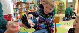 W trakcie zabawy - malowanie stóp, by następnie odbić je na kartce