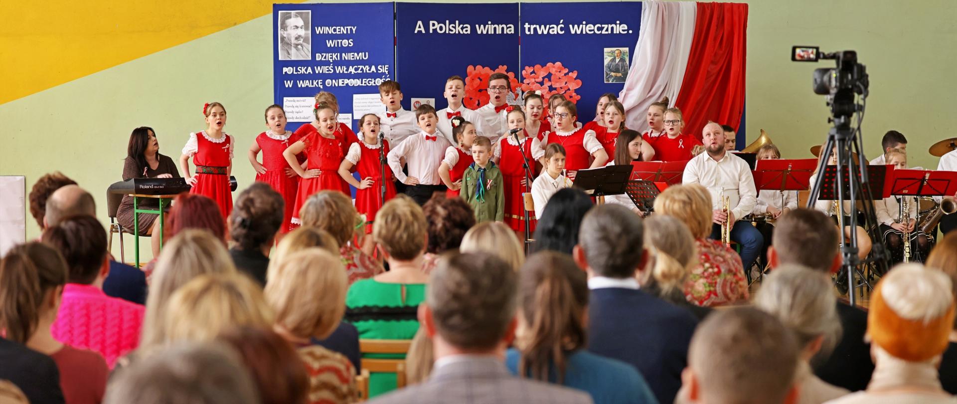 dzieci, młodzież i dorośli podczas koncertu patriotycznego