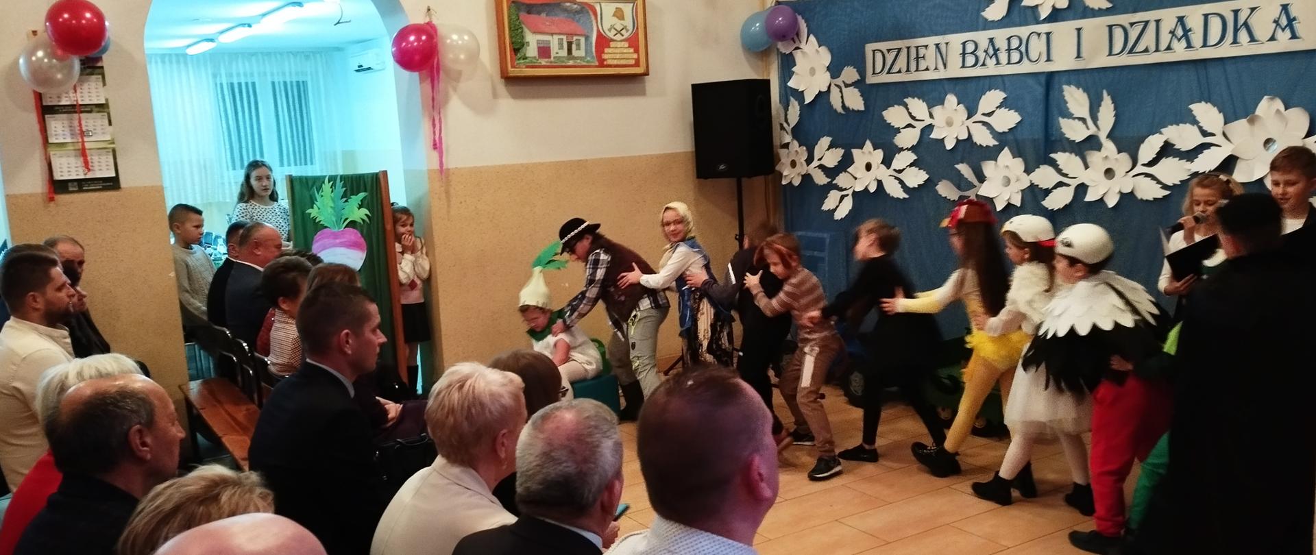 Uczniowie prezentują "Rzepkę".