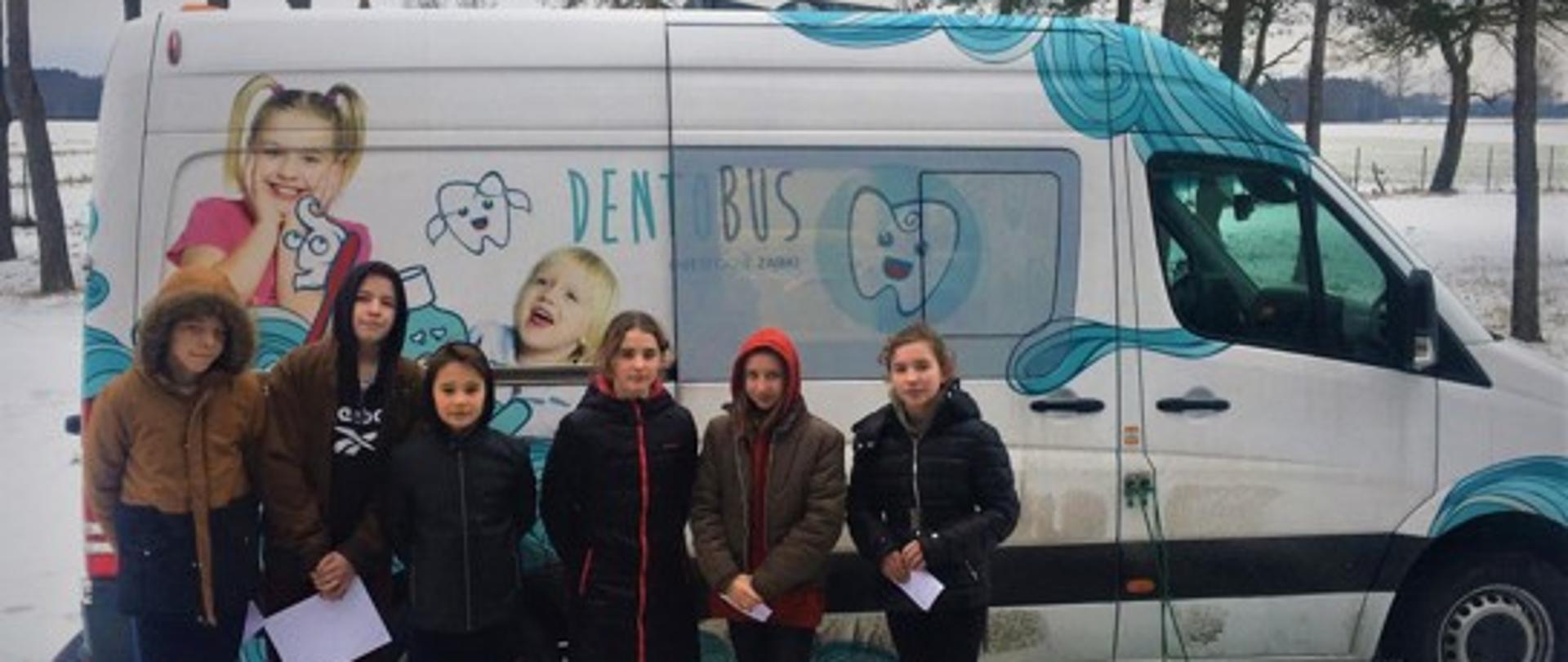 Uczniowie ze szkól podstawowych z terenu Gminy Brańsk podczas wizyty Dentobusu