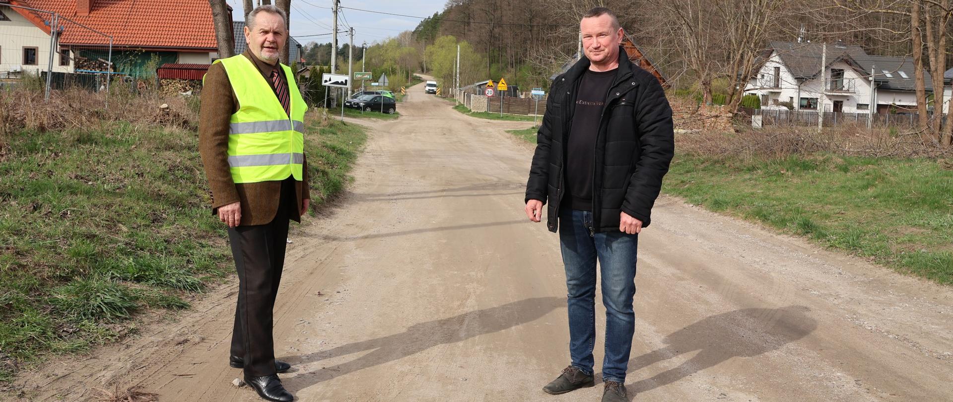 Radny i sołtys na planowanej do przebudowy drodze
